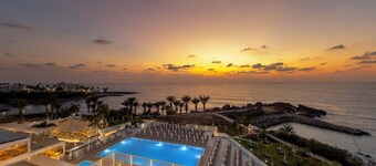 Queen's Bay Hotel