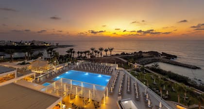 Queen's Bay Hotel