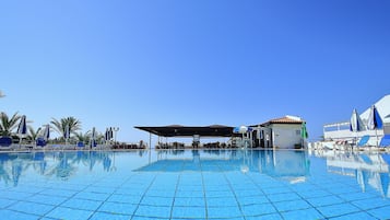 Outdoor pool, sun loungers