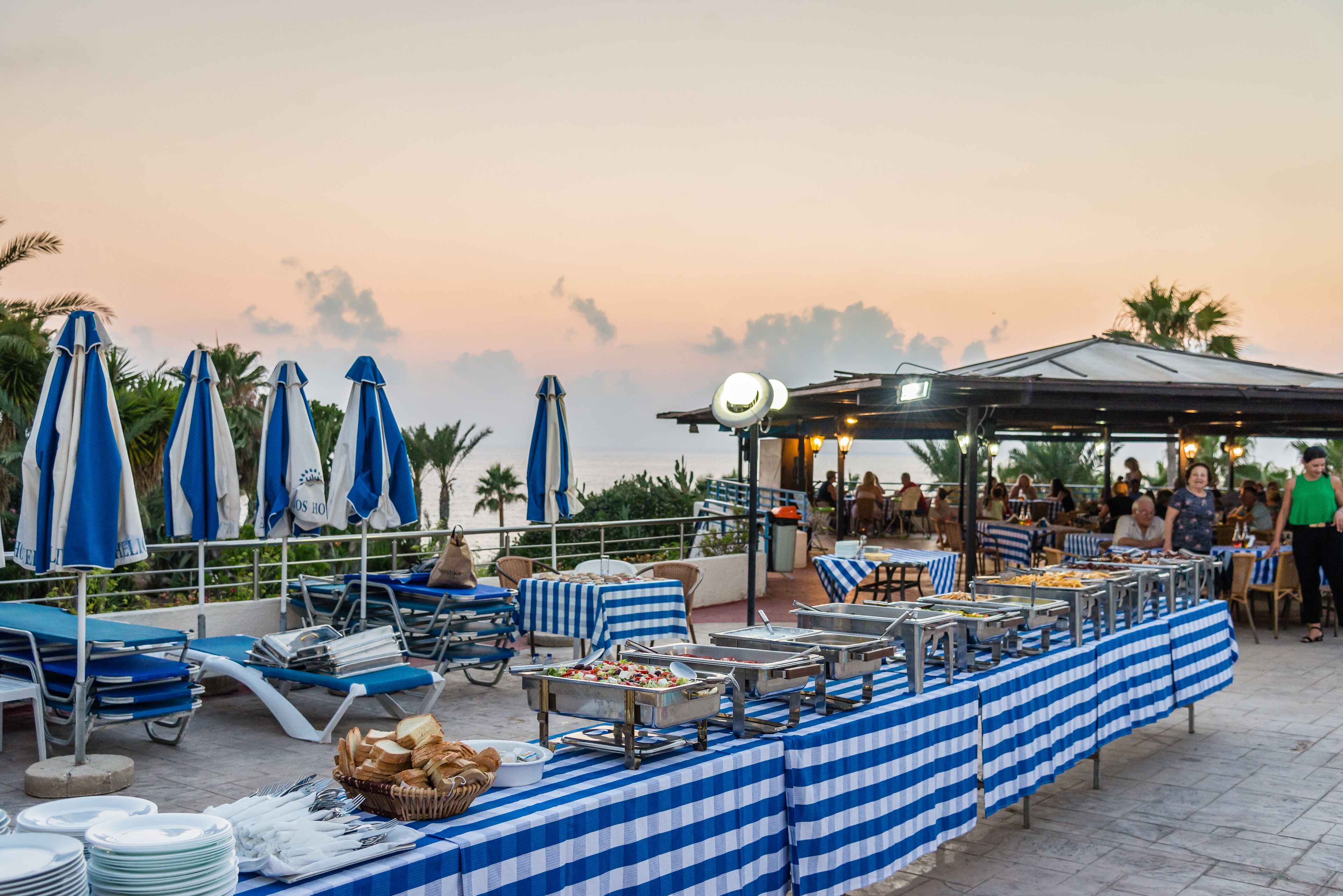 تقديم الإفطار، الأطباق العالمية، إطلالات على حمام السباحة