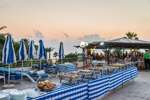 Se sirven desayunos y cenas; cocina internacional; junto a la piscina
