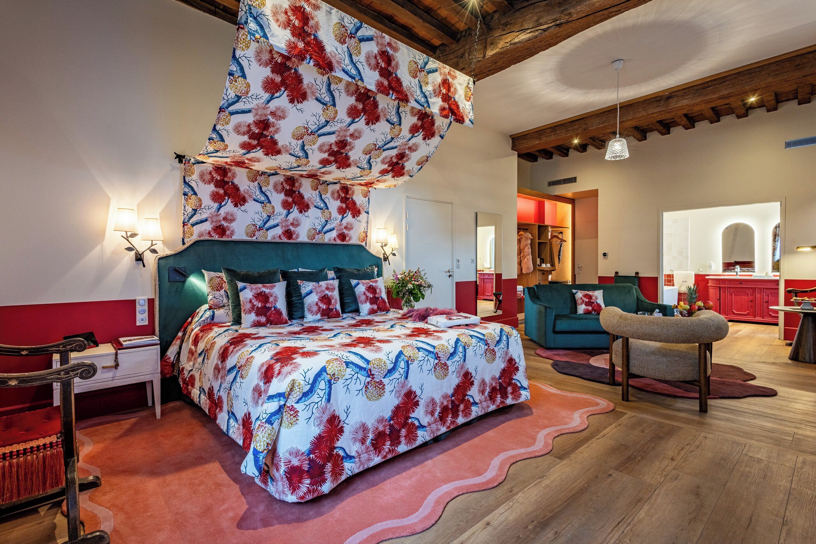 Sengetøy av topp kvalitet, minibar og safe på rommet