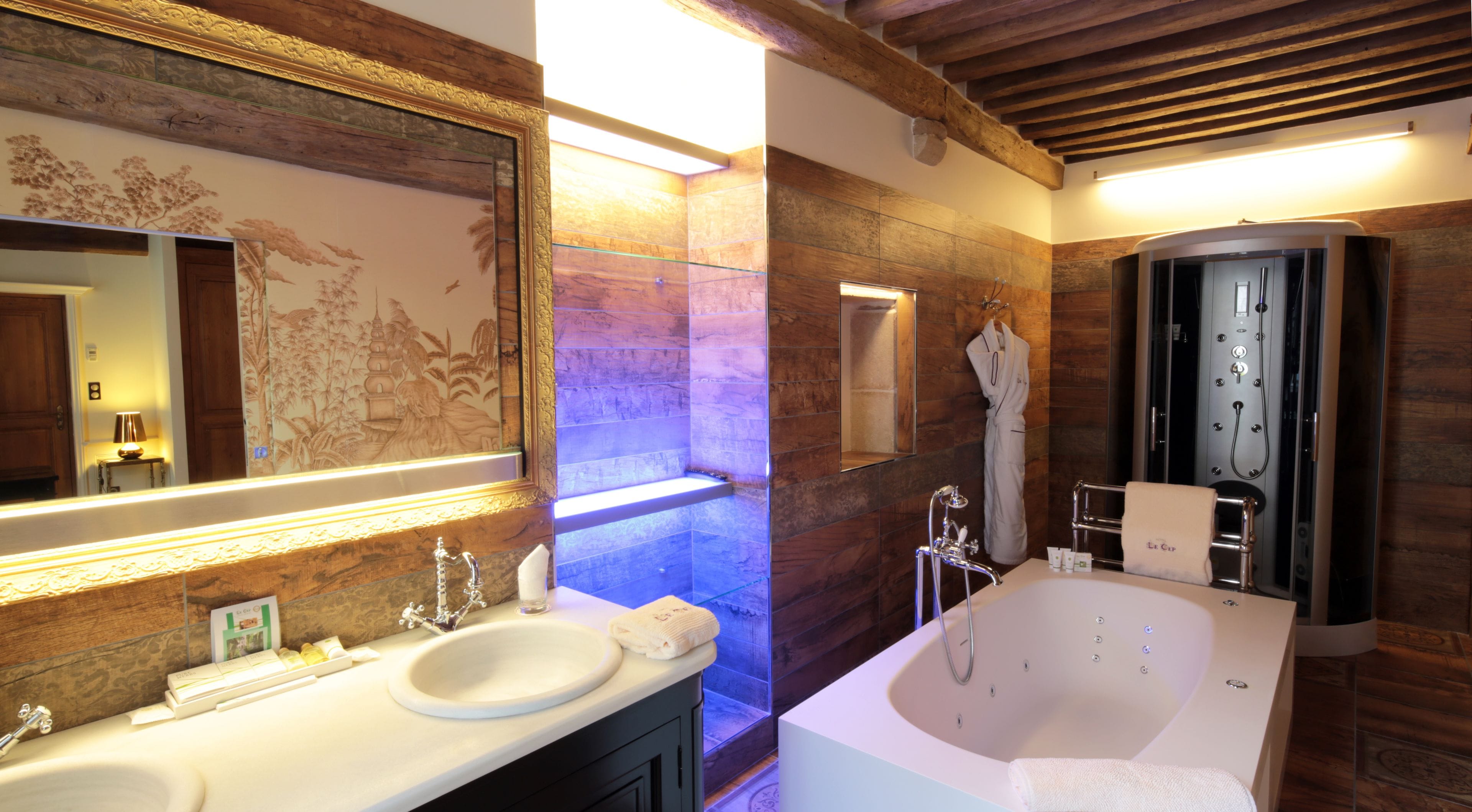 suite nectar | bathroom | combined shower/bathtub, free toiletries, hair dryer, bathrobes