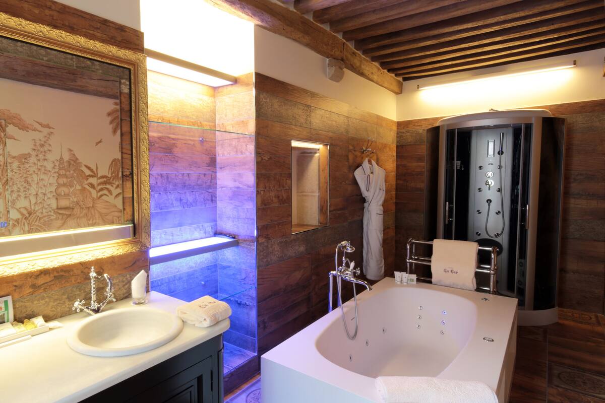 suite nectar | bathroom | combined shower/bathtub, free toiletries, hair dryer, bathrobes