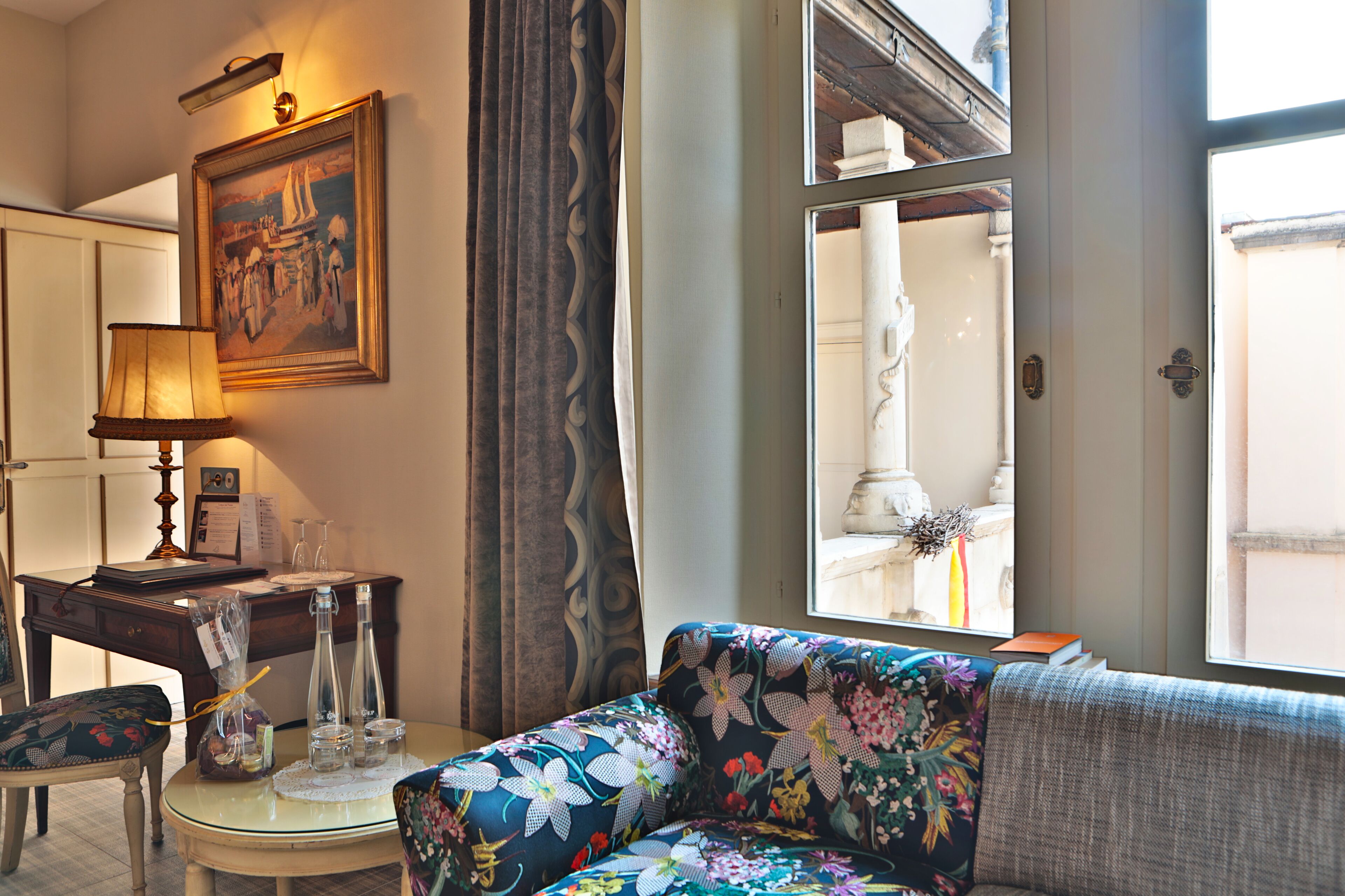 deluxe double room | living area | flat-screen tv