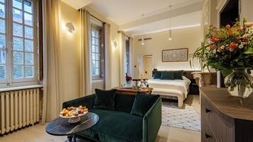 Suite (Grand Cru) | Sengetøy av topp kvalitet, minibar og safe på rommet