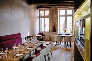 2 restaurants, lunch, dinner served; French cuisine  - Hôtel Le Cep & Spa (Beaune)