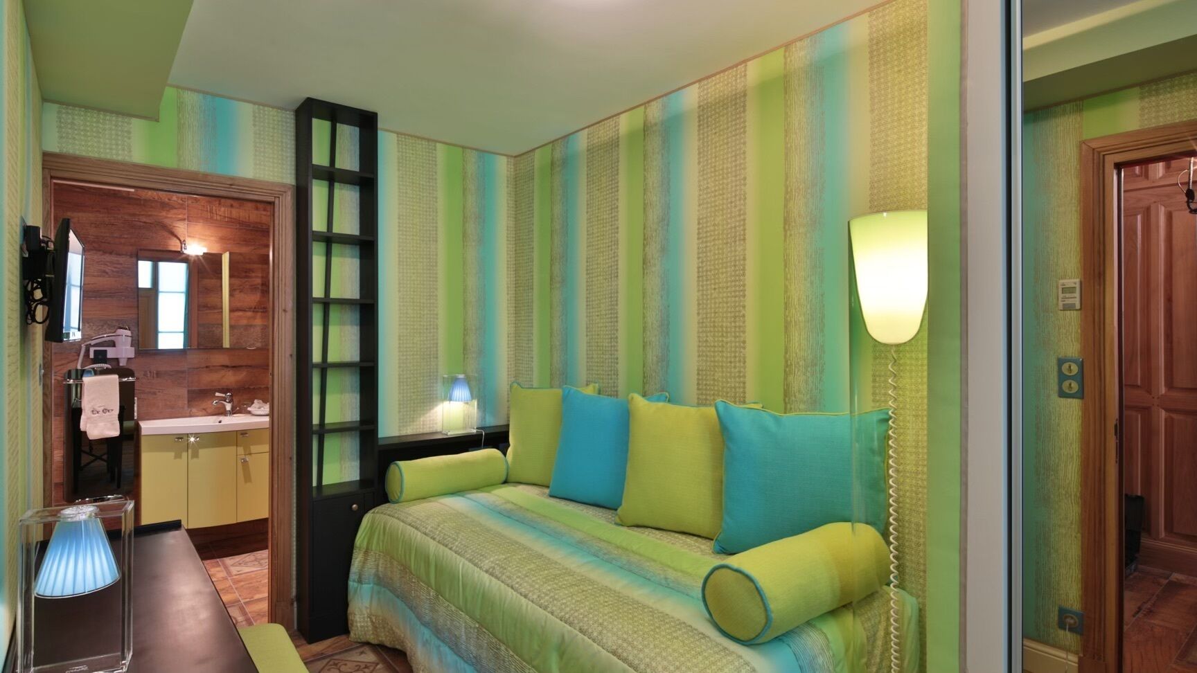 أغطية فراش متميزة وميني بار وخزنة داخل الغرفة وبديكورات فريدة لكل غرفة