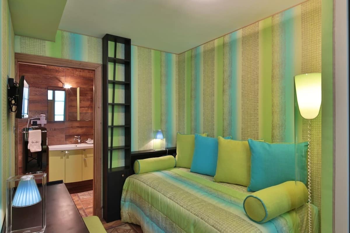 Room Bourgogne 15m2 | Premium bedding, minibar, in-room safe, individually decorated