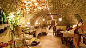 2 restaurants, lunch, dinner served; French cuisine