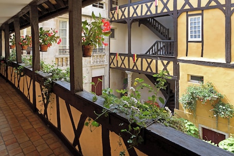 Courtyard. Hôtel Le Cep & Spa