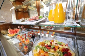 بوفيه فطور يوميًا بتكلفة قدرها (25 EUR للشخص)