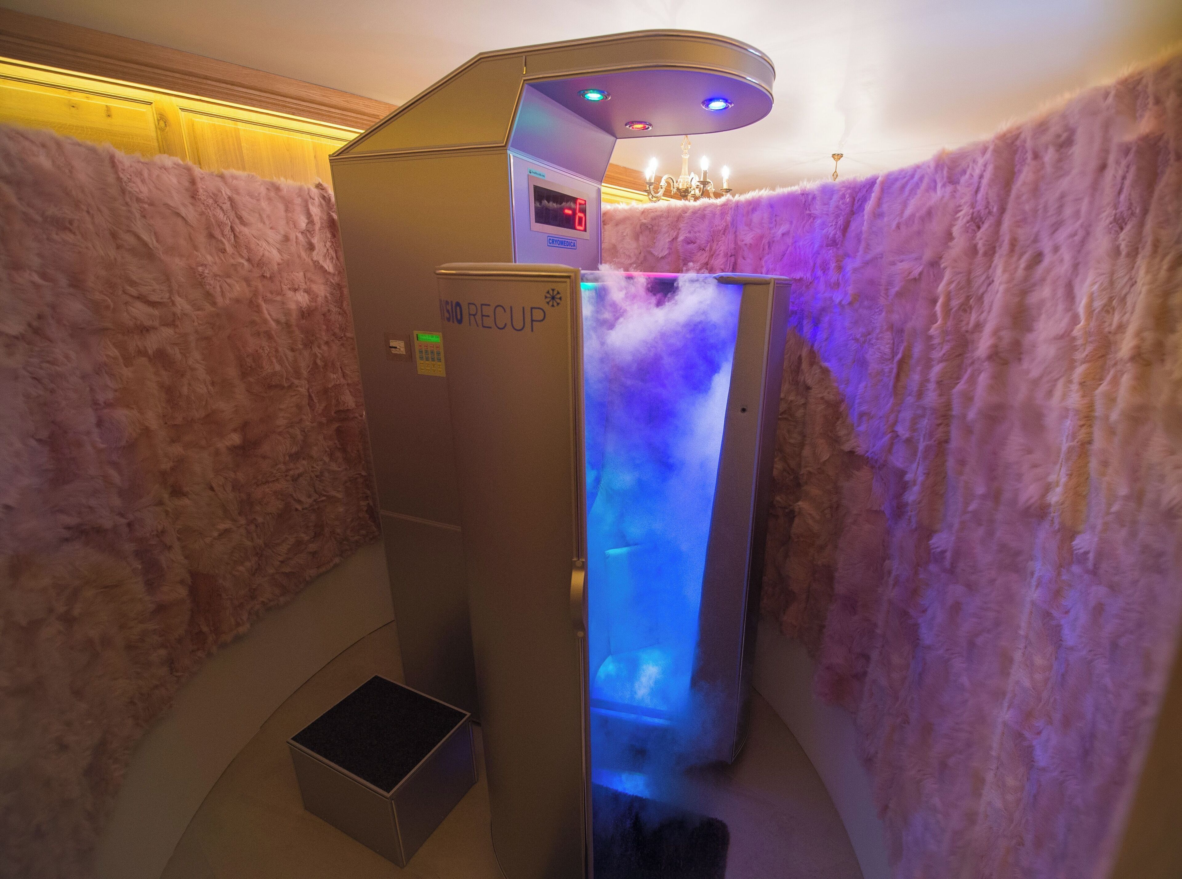 A spa room with a steam shower, a control panel, and a sign indicating 'RECUP.'