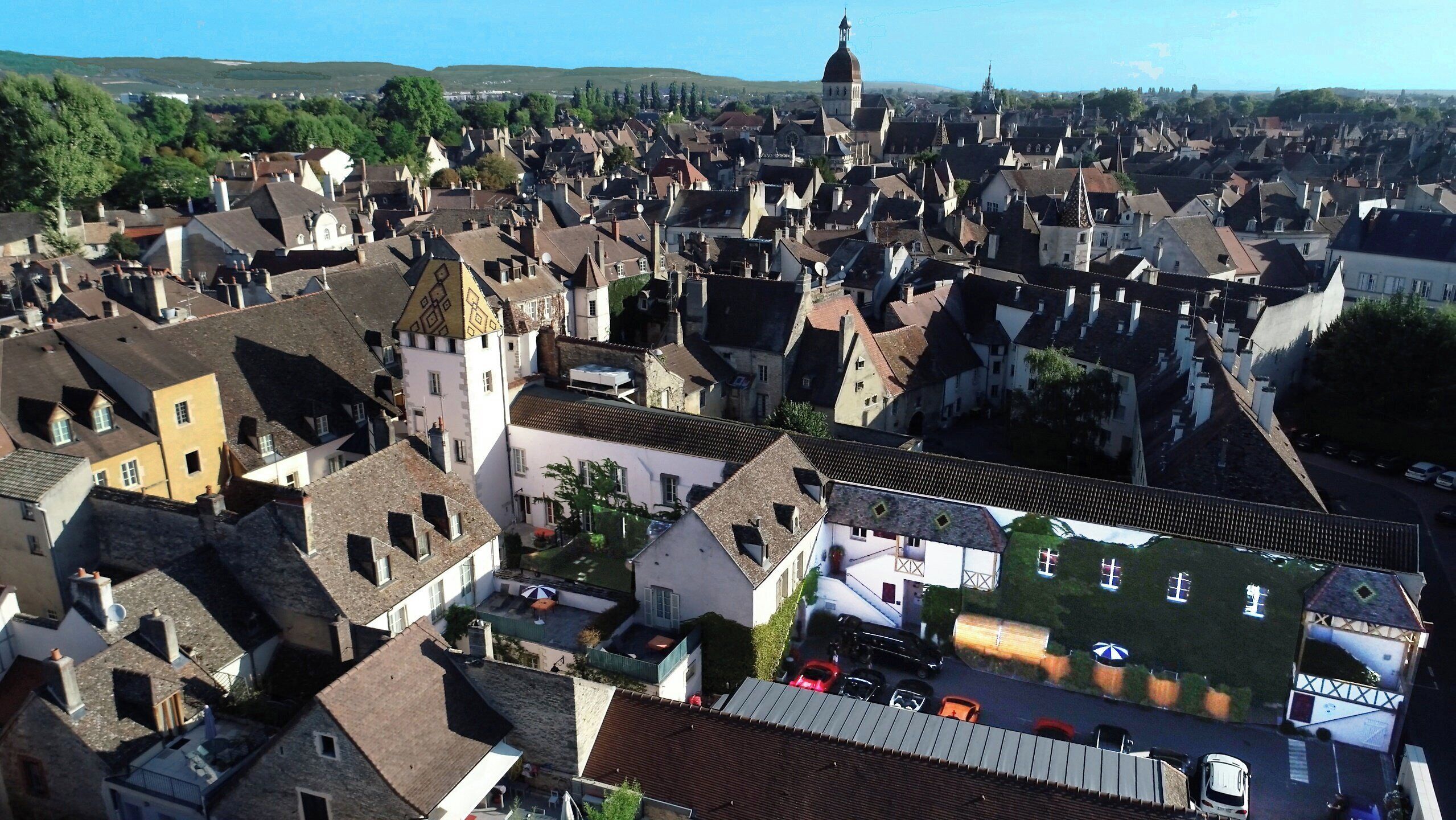 Une ville dotée d’une architecture historique remarquable, avec notamment un clocher d’église imposant et une grande variété de styles architecturaux.