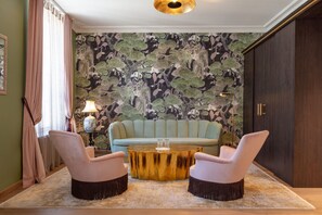 Premium bedding, minibar, in-room safe, individually decorated - Hôtel Le Cep & Spa (Beaune)