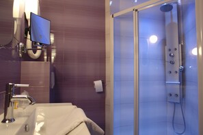 Hydromassage showerhead, free toiletries, hair dryer, towels - Splendid Hotel (Grenoble)