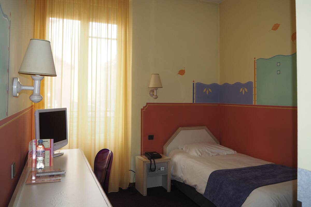 Standard Twin Room | In-room safe, desk, soundproofing, cribs (free)