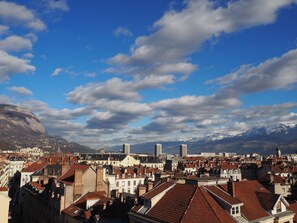 Chambre supérieure avec lits jumeaux | Vue depuis l’hébergement 