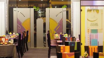 Petit déjeuner buffet (9.90 EUR par personne)