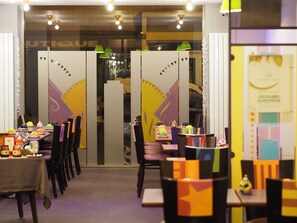 Petit déjeuner buffet (9.90 EUR par personne)