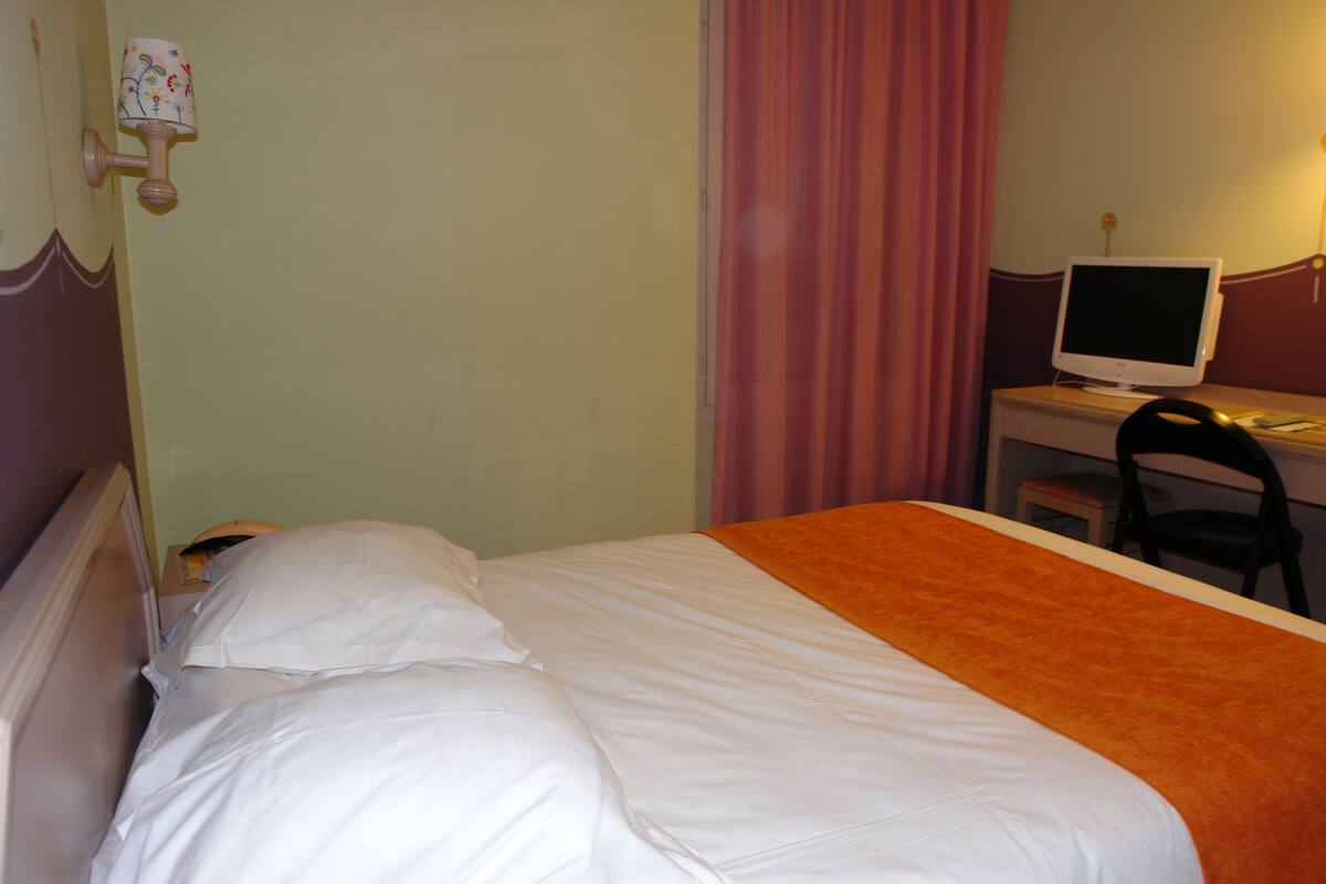 In-room safe, desk, soundproofing, cribs (free)
