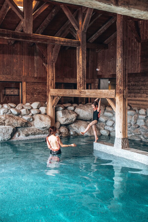 2 piscinas internas, espreguiçadeiras