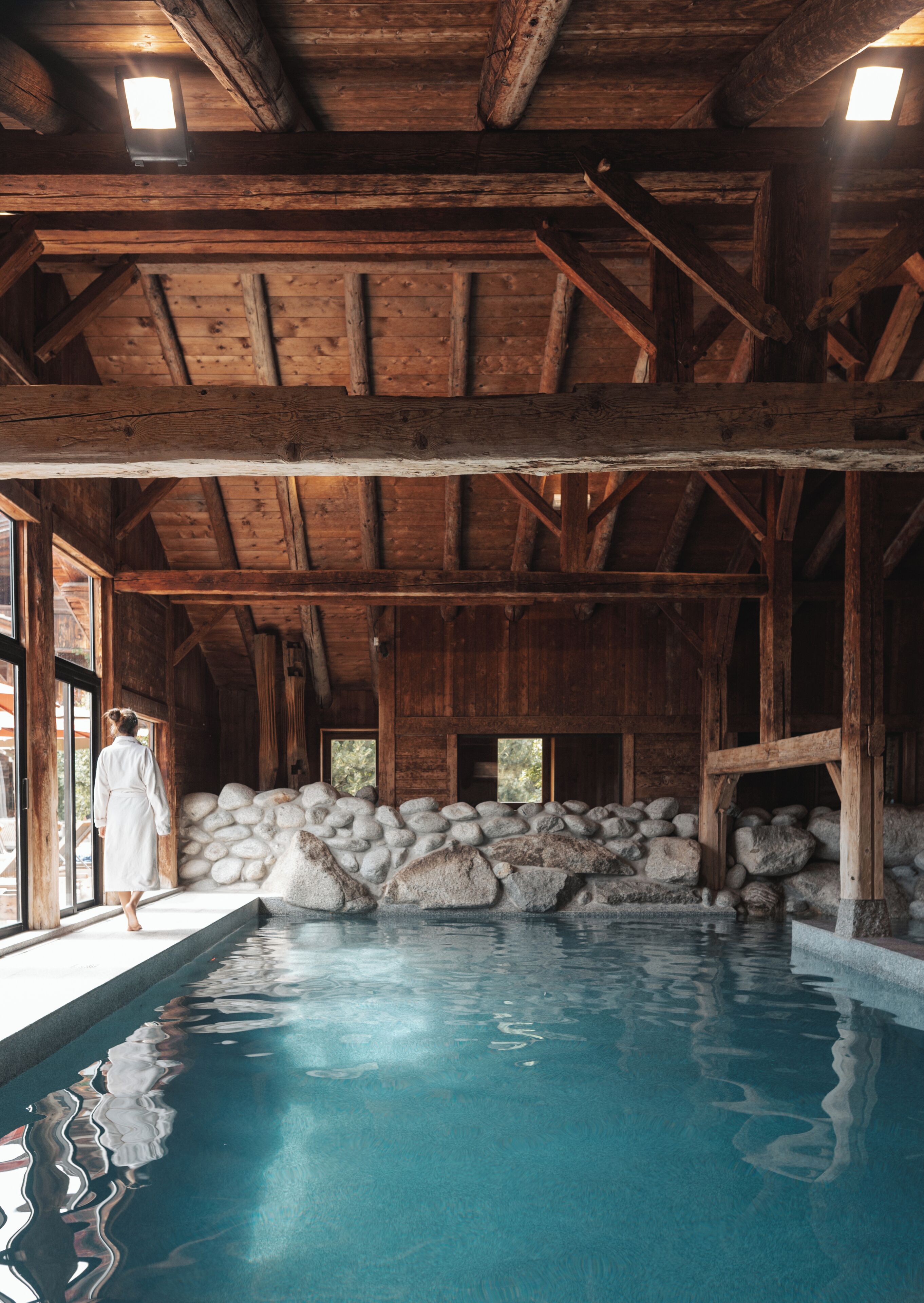 2 binnenzwembaden en ligstoelen