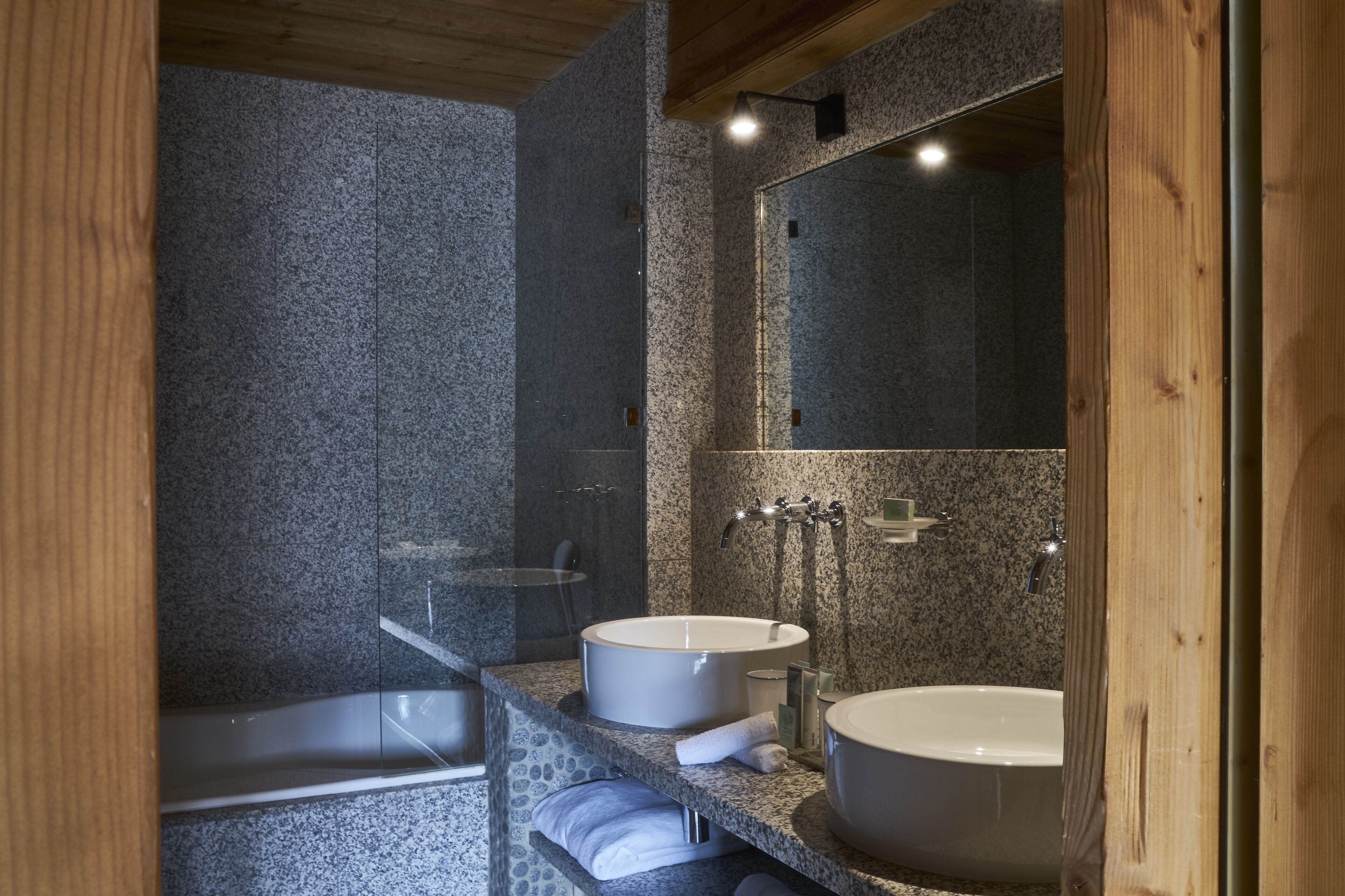 suite prestige | bathroom | combined shower/bathtub, free toiletries, hair dryer, bathrobes