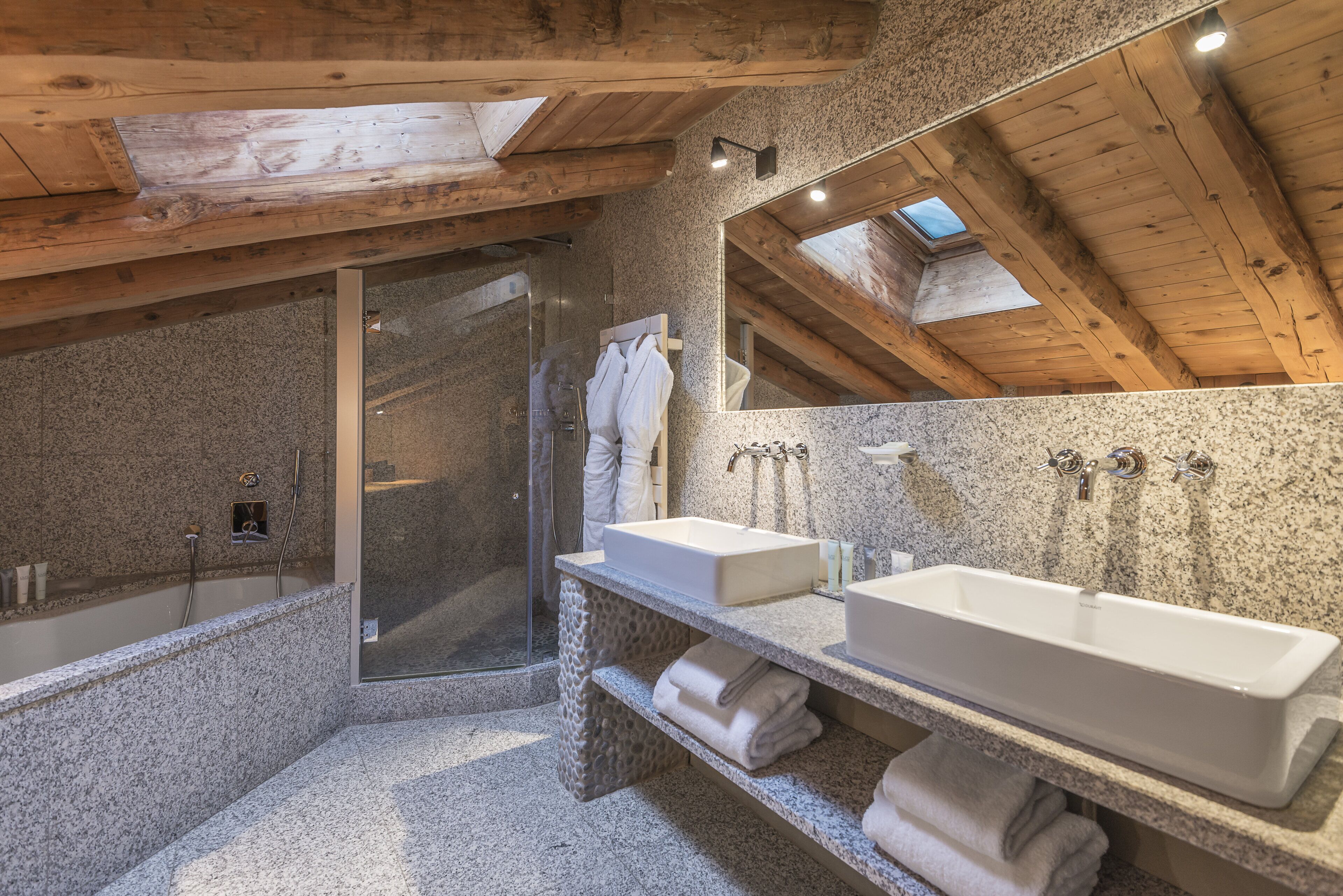 Une salle de bain moderne dotée d’une grande verrière, d’une douche à l’italienne et d’un meuble-lavabo à deux vasques.