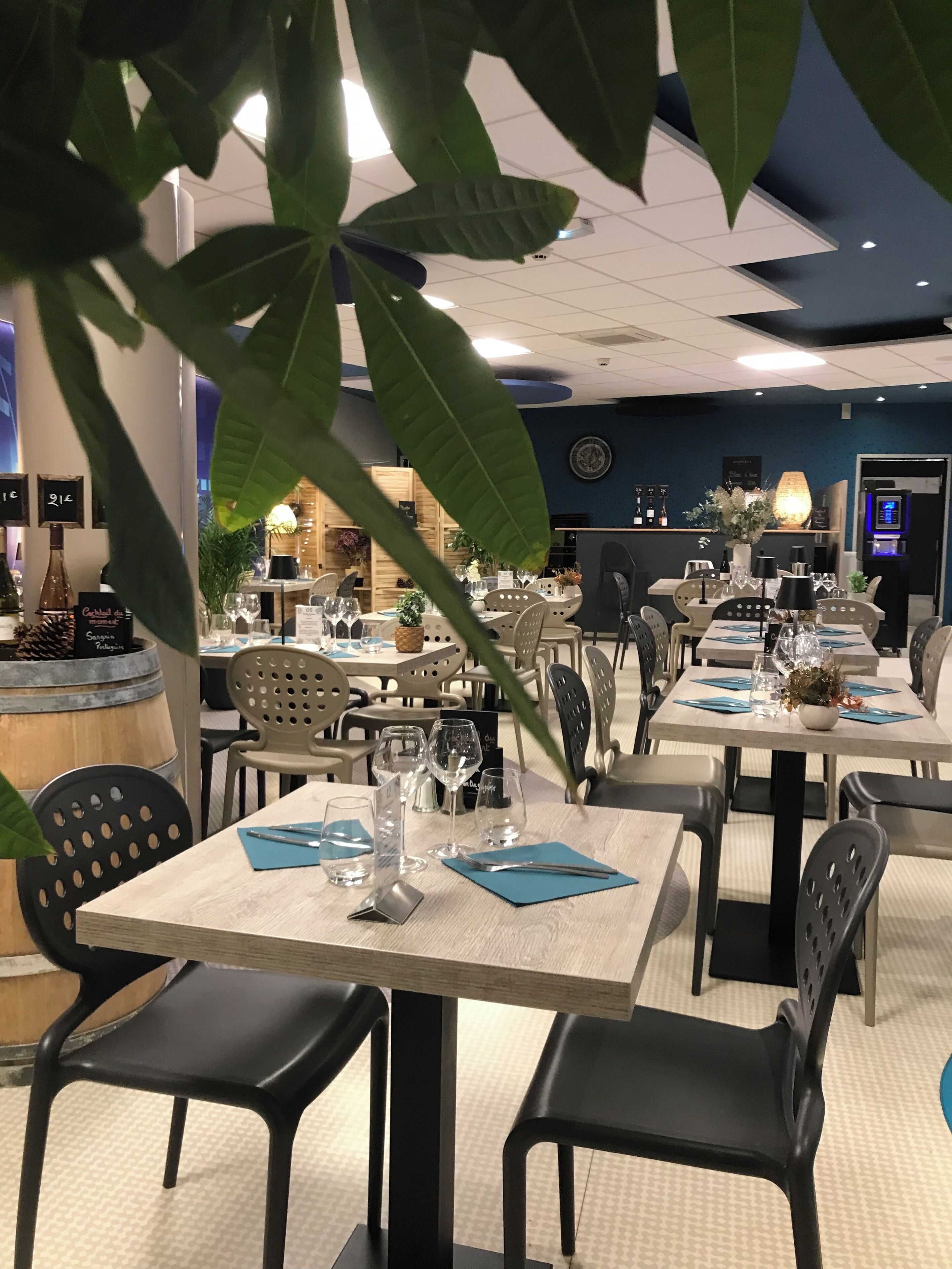 2 restaurants, lunch, dinner served; french cuisine