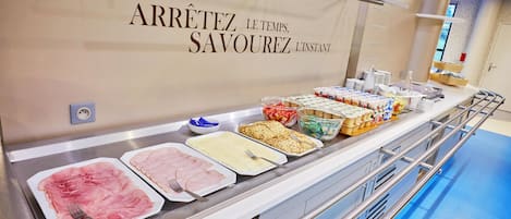 Ein reichhaltiges Buffet mit verschiedenen Speisen und einer Wand mit einem Schild.
