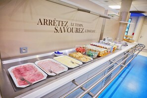 Tägliches Frühstücksbuffet gegen Gebühr