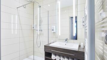 Een douche, milieuvriendelijk toiletgerief, een haardroger, handdoeken