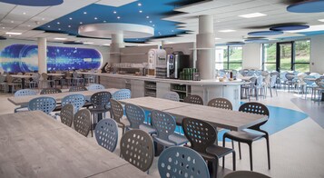 每日供应自助式早餐（每人 EUR 13.20）