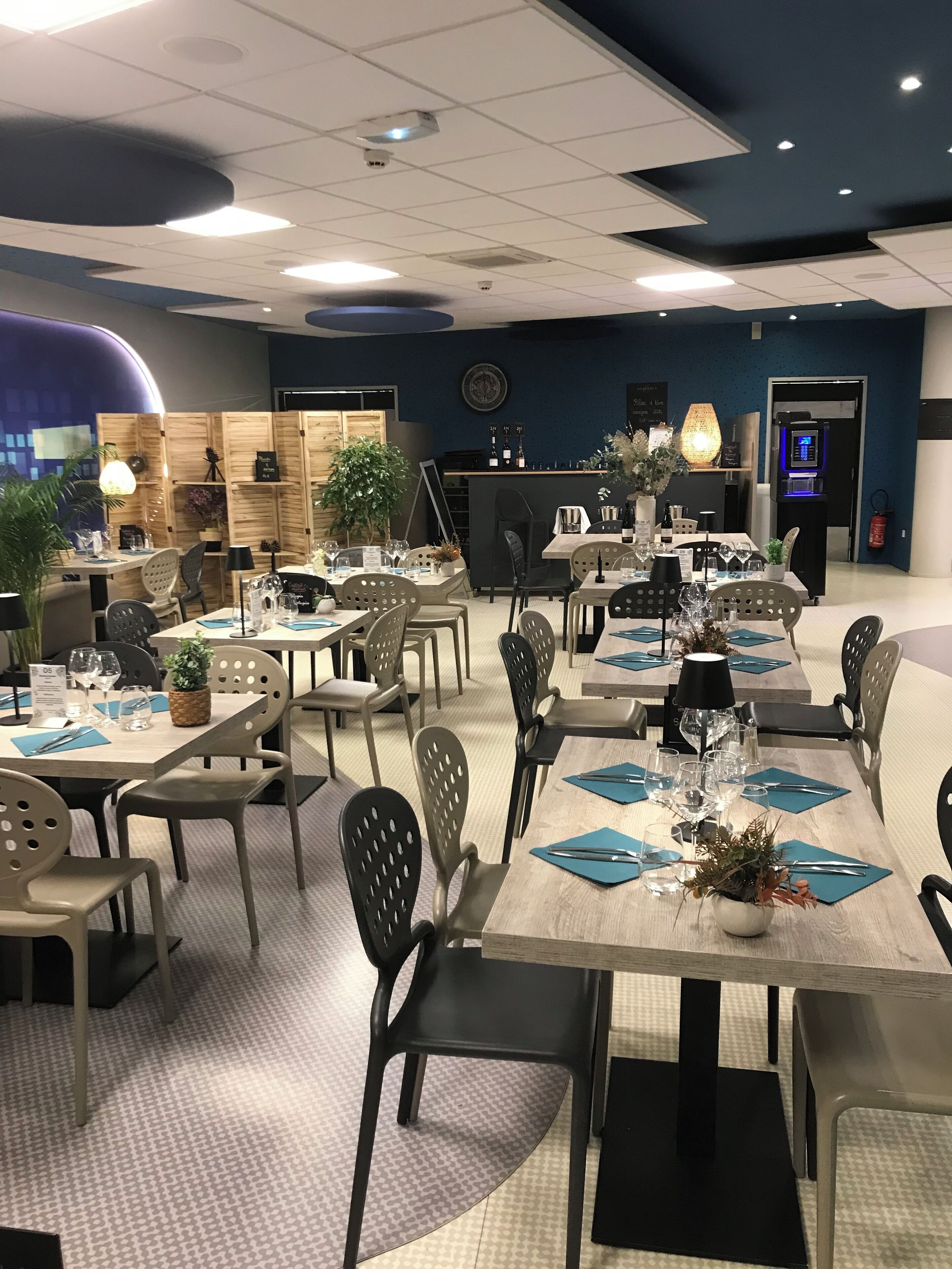 2 restaurants servant le déjeuner et le dîner
