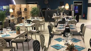 2 restaurants servant le déjeuner et le dîner