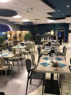 2 restaurants; lunch and dinner served  - Kyriad Poitiers Jules Verne Site du Futuroscope (Chasseneuil-du-Poitou)