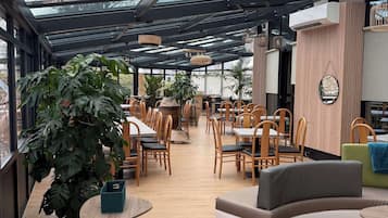 2 間餐廳,供應午餐和晚餐,法國料理
