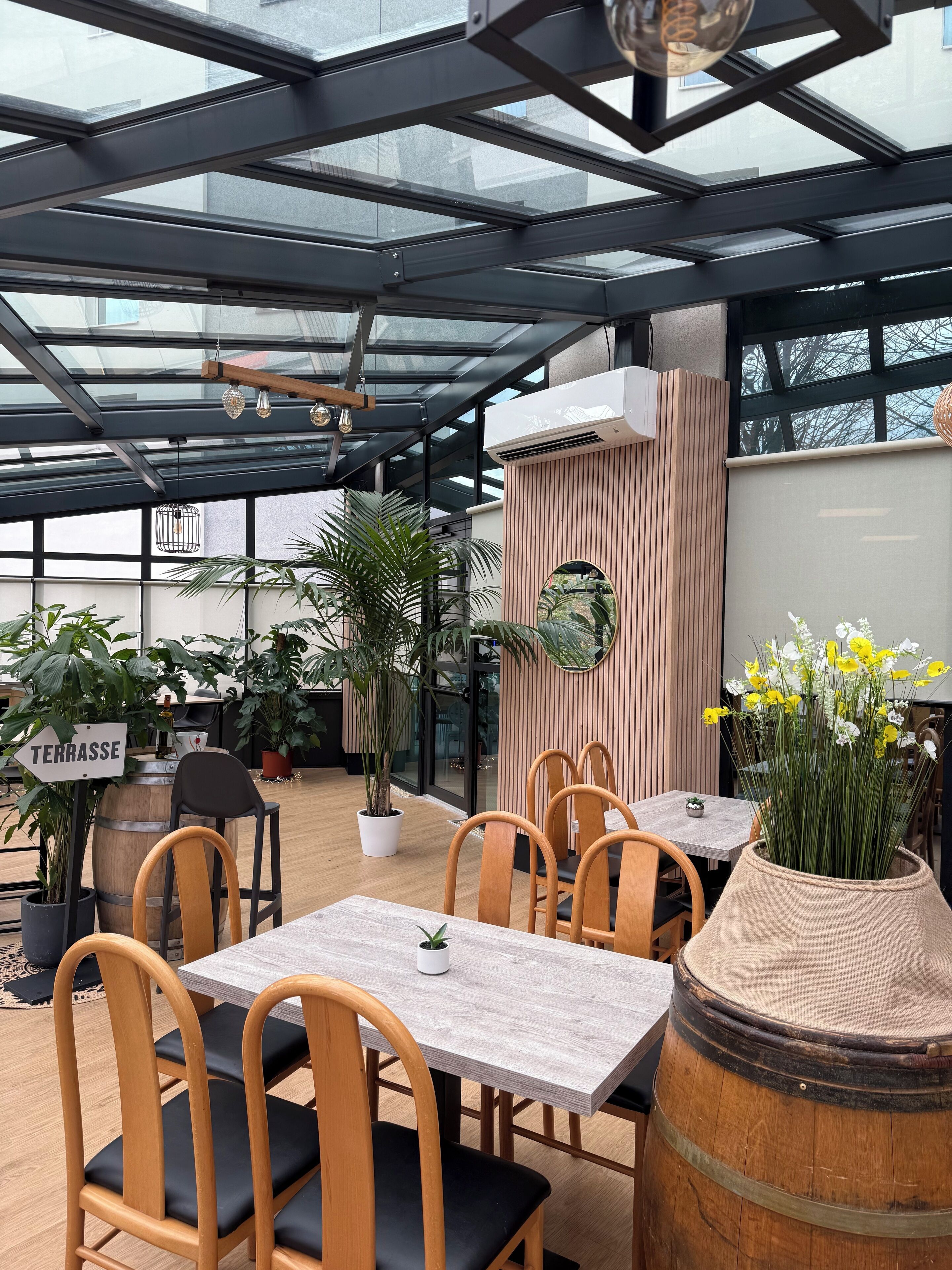 2 restaurants, lunch, dinner served; french cuisine