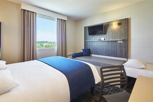 Escrivaninha, cortinas blackout, quartos à prova de som