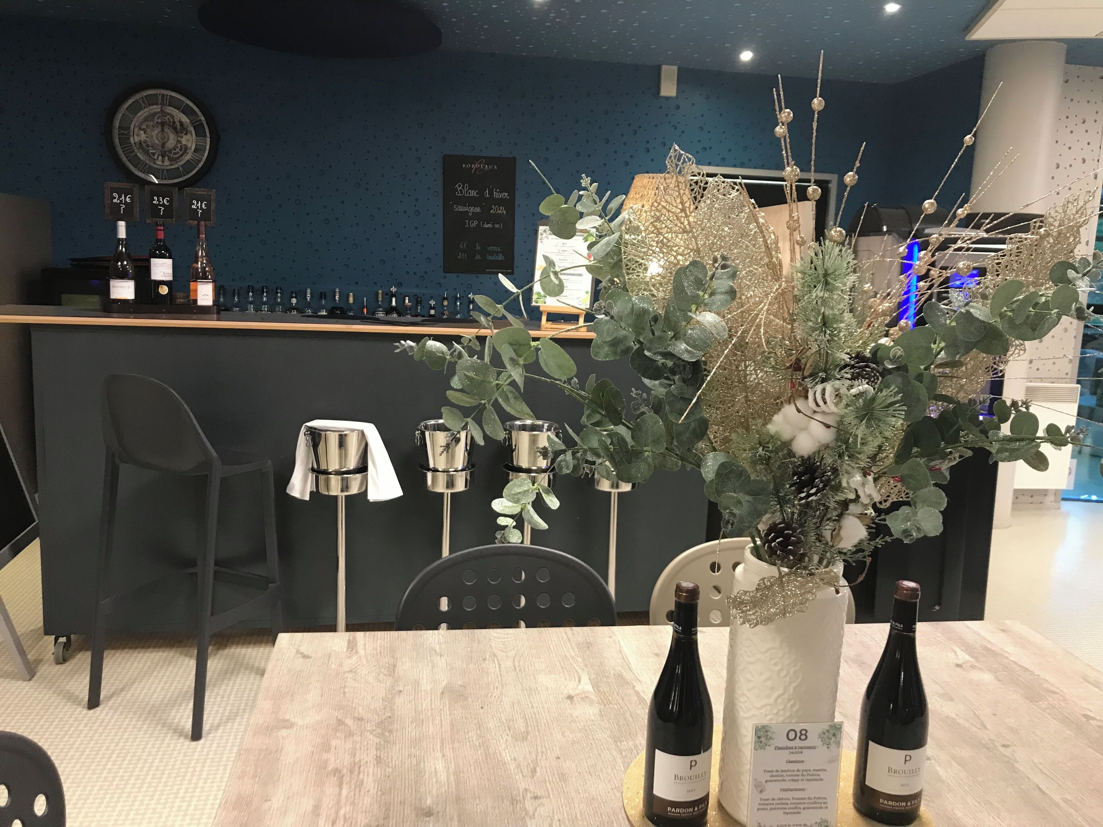 2 restaurants, lunch, dinner served; french cuisine