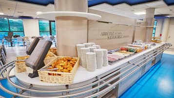 Colazione a buffet, servita tutte le mattine (13.20 EUR a persona)