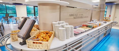 Frukostbuffé varje dag (EUR 13.20 per person)