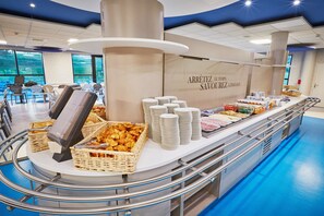 Dagelijks ontbijtbuffet (EUR 11.90 per persoon)