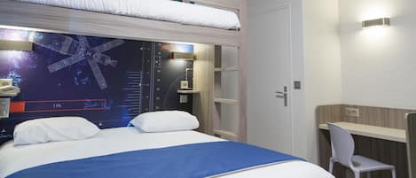 Una habitación de hotel moderna con una litera, un escritorio y una silla.