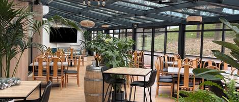 2 restaurants, lunch, dinner served; French cuisine