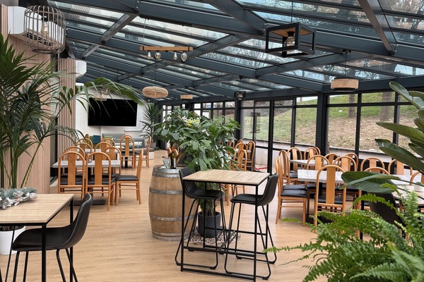 2 restaurants, lunch, dinner served; French cuisine