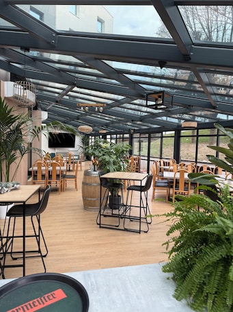 2 restaurants; lunch and dinner served . Kyriad Poitiers Jules Verne Site du Futuroscope