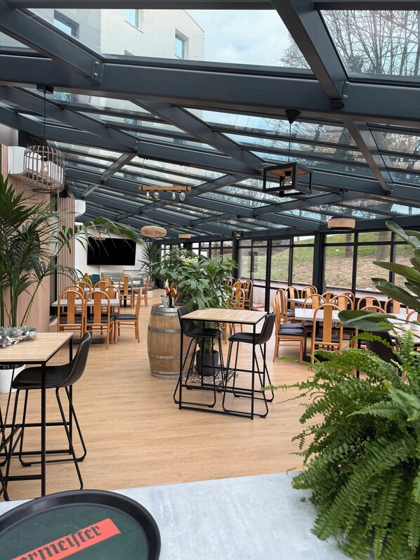 2 restauranter; serverer frokost, aftensmad og franske retter