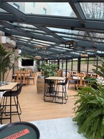 2 间餐厅，供应午餐和晚餐，法国菜